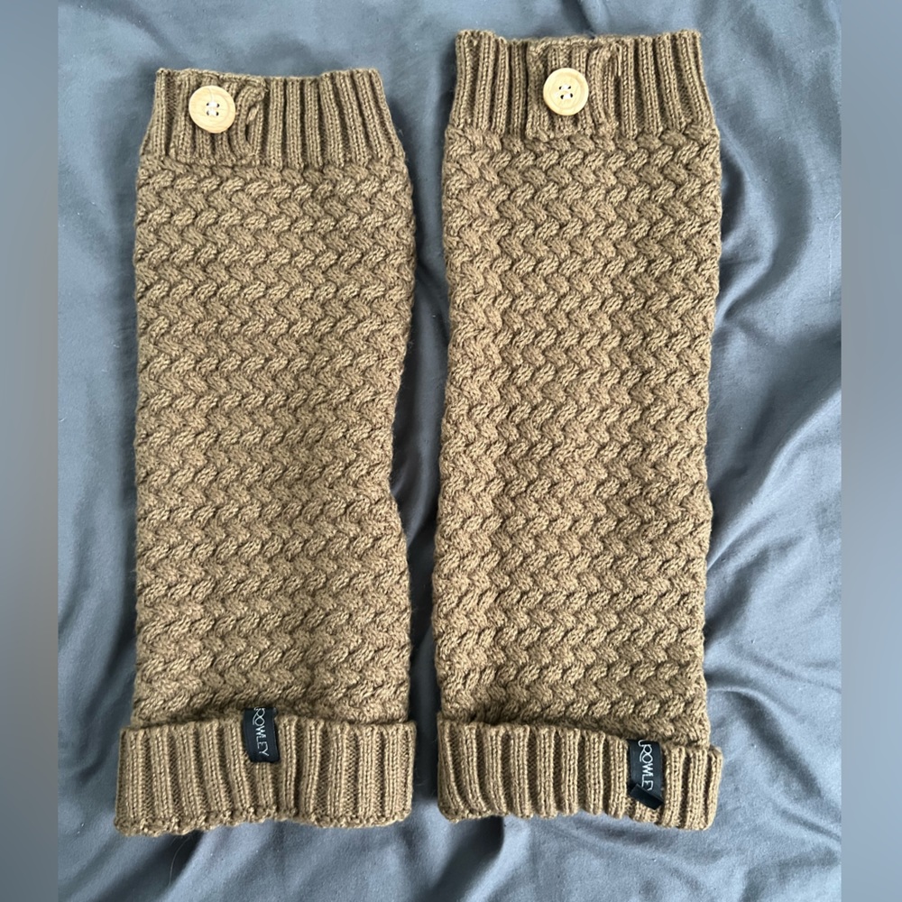 Cynthia Rowley Knit Brown with Button Boot Socks-OS!